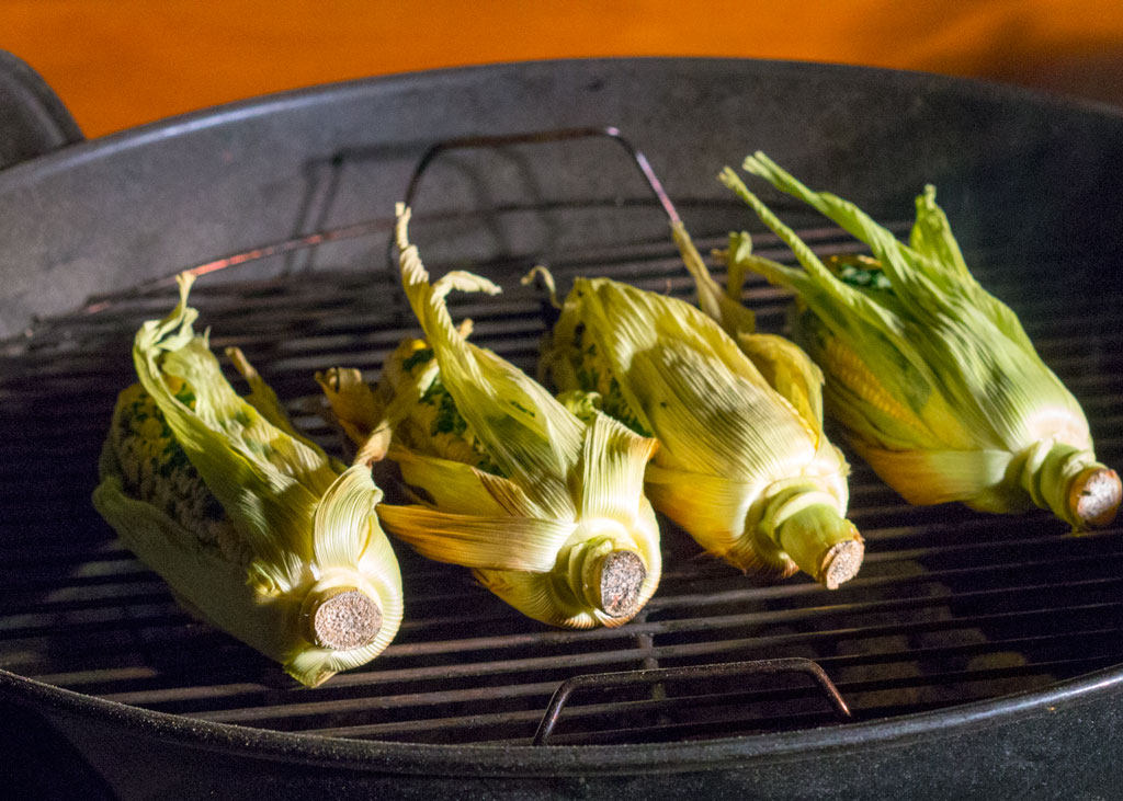 grilling corn on the gril